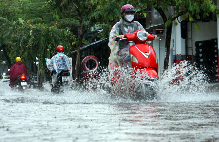 TP Hồ Chí Minh: Nhiều tuyến đường chìm trong biển nước trong cơn mưa lớn đầu mùa